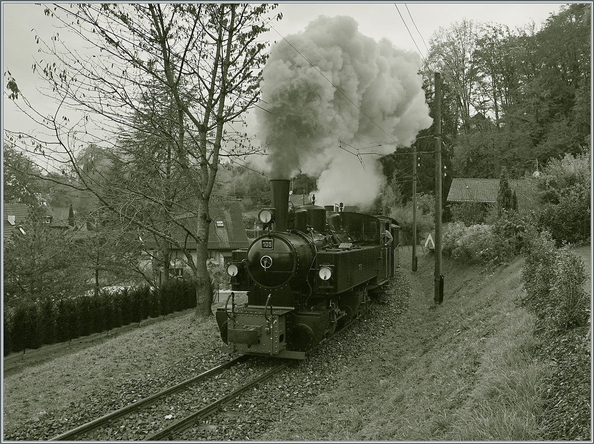  La DER 2021 du Blonay-Chamby  - Bei Kilometer 6.6 fährt die G 2x 2/2 105 mit dem letzten Dampfzug des Tages von Blonay nach Chaulin über seit kurzem an dieser Stelle neu verlegten Gleise. Die von der Blonay-Chamby Bahn befahrene Strecke wird von der MOB unterhalten und Überfuhrfahrten von der MOB zur CEV das ganze Jahr über genutzt. 

30. Oktober 2021