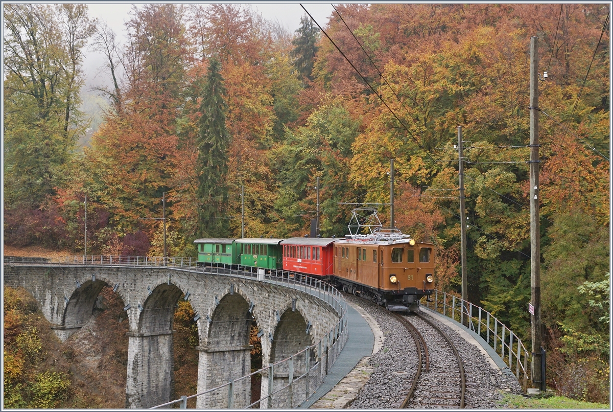 La Dernière du Blonay - Chamby - das 50. Jahre Jubiläum beschliesst die Blonay Chamby Bahn mit einer Abschlussvorstellung: Die Berninabahn Ge 4/4 81 macht mit ihrem bunten Zug auf der Fahrt nach Chaulin dem Herbstwald Konkurrenz.
27. Oktober 2018