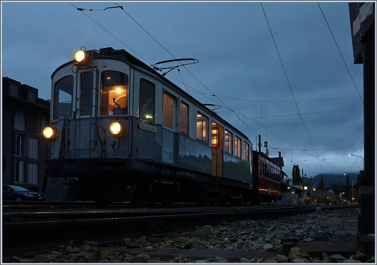 La Dernière du Blonay - Chamby - das 50. Jahre Jubiläum beschliesst die Blonay Chamby Bahn mit einer Abschlussvorstellung. Ein Bild zur  blauen  bzw. grauen Stunde: Der MCM BCFeh  4/4 N° 6 (SIG / EGA 1905), seit 1976 bei der Blonay Chamby Bahn (Schenkung AOMC) wartet in Blonay auf die Abfahrt nach Chaulin.
(Hinweis: Bild entstand im  Museumsbereich  der BC mit deren Bewilligung und Überwachung)
28. Oktober 2018