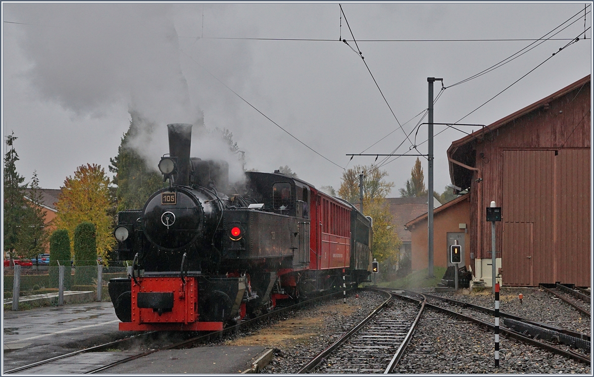 La Dernière du Blonay - Chamby - das 50. Jahre Jubiläum beschliesst die Blonay Chamby Bahn mit einer Abschlussvorstellung und liess es nochmals so richtig dampfen: Und Dampf ist bei jedem Wetter faszinierend, selbst als Nachschuss - die hundertjährige SEG G 2x 2/  105, das neue  Wappentier  der B-C verlässt mit dem  Riviara Belle Epoque  Zug Blonay Richtung Vevey. (An der spitze des Zuges ist die JS 109/BAM 6 G 3/3 eingereiht).

28. Oktober 2018