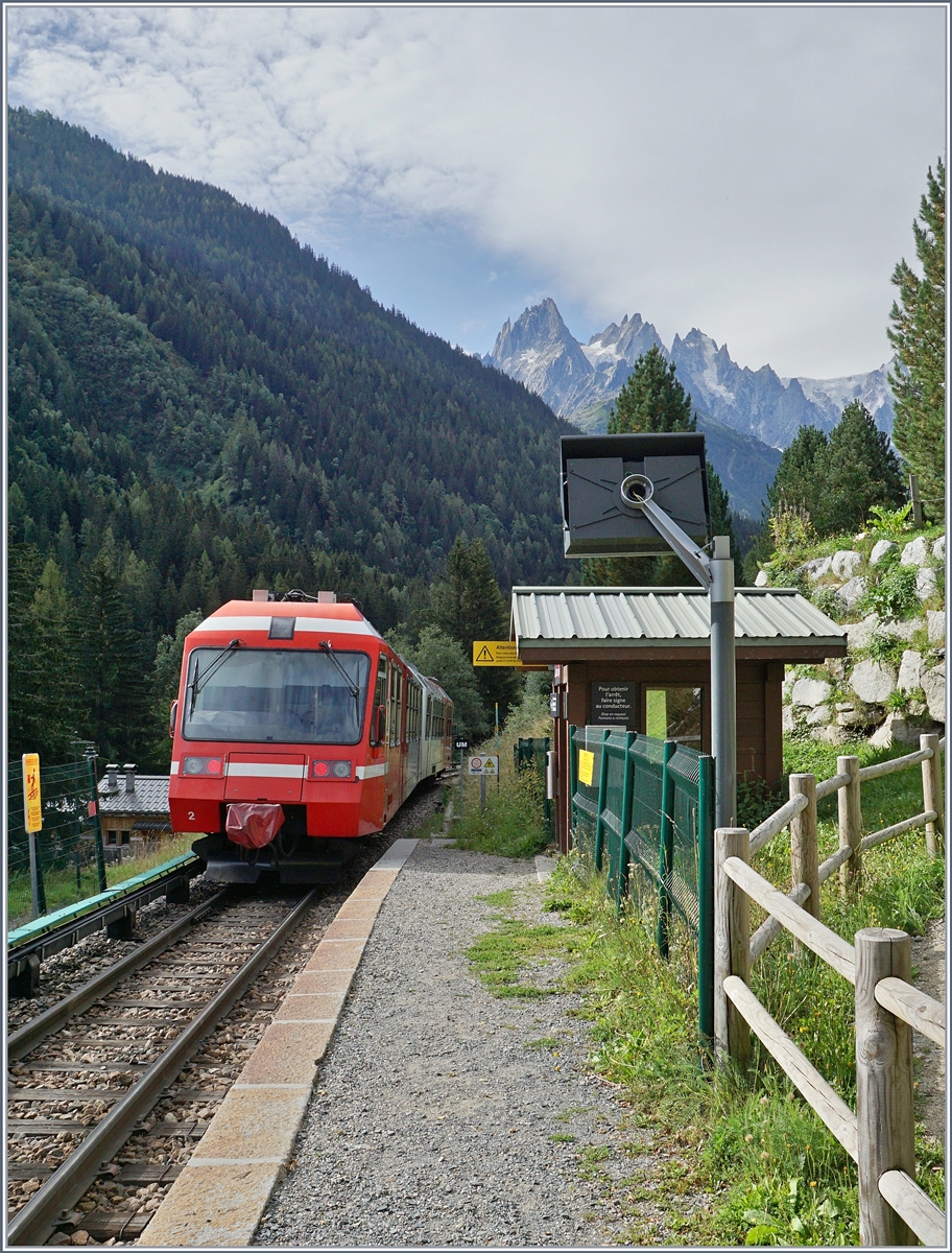 La Joux, eine kleine Haltestelle mit Bedarfshalt, welcher beim TER 18910 von Vallorcine nach Saint Gervais les Bains le Fayet nicht in Anspruch genommen wird. Im Hintergrund die felsigen Vorposten des Mont-Blanc Massiv. 

25. August 2020