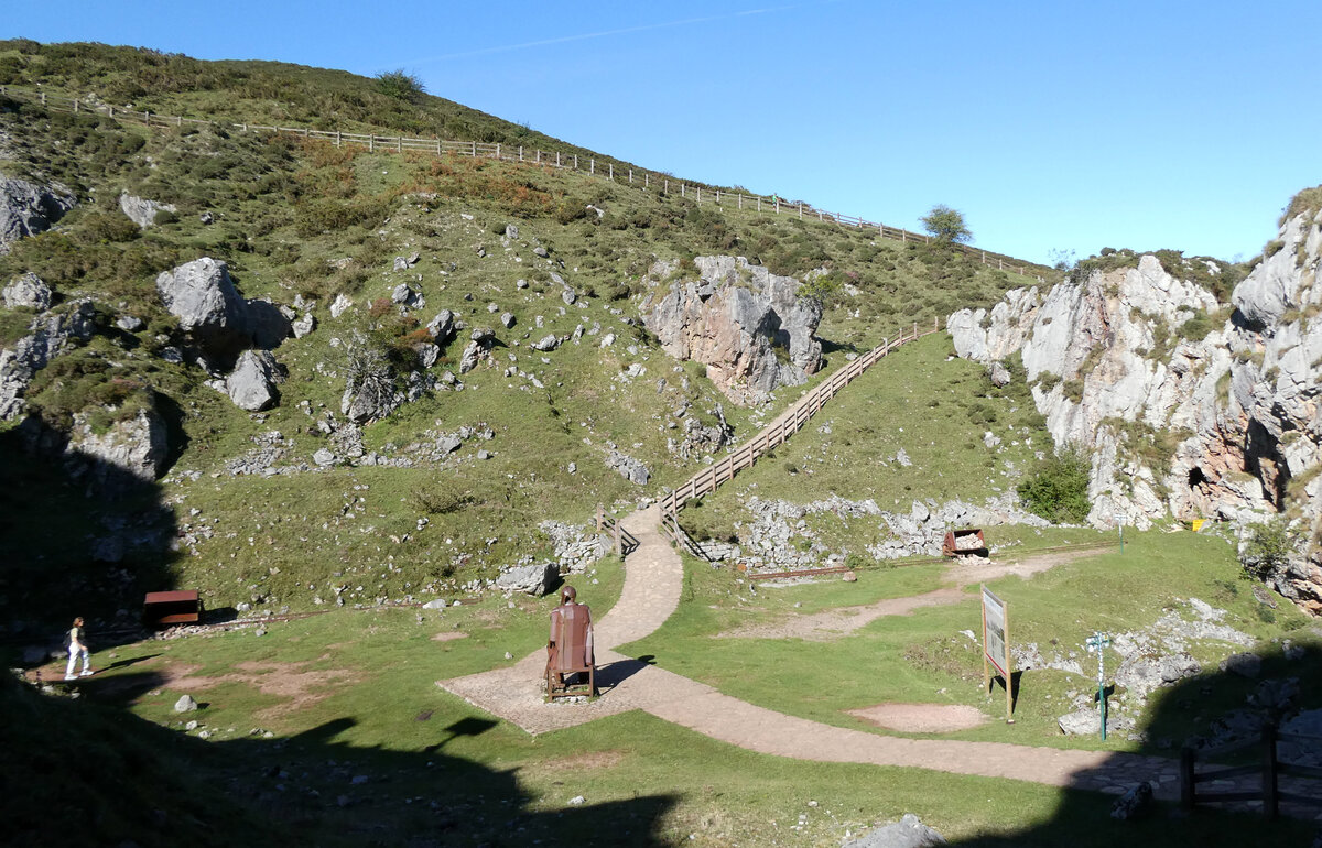 La Mina de Bufferrera: eine ehemalige Minenbahn im Nationalpark Picos de Europa bei den Lagos Covadonga. Sie war bis 1979 in Betrieb und dieses Teilstück zwischen zwei Tunnels direkt an einem Wanderweg ist bis heute erhalten geblieben. Zwei Lorenwagen lockern die Szene auf. Lagos Covadonga, 18.9.2025