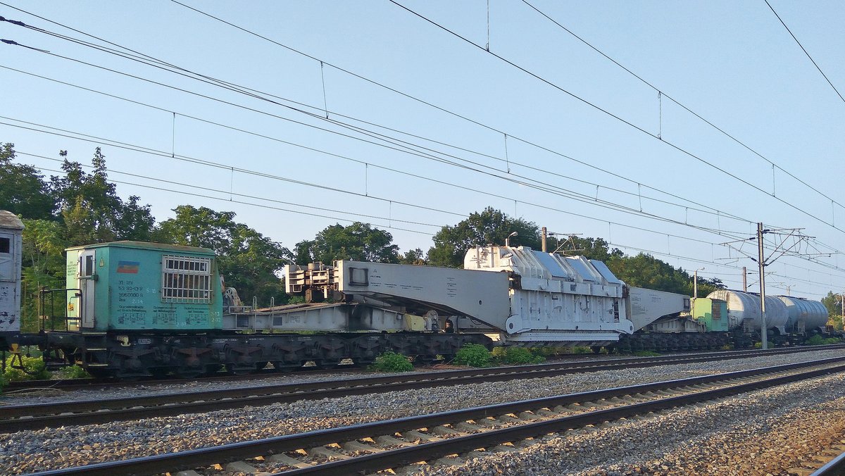 La piesse de resistence des am 09.08.2017 im Bahnhof Bucuresti Baneasa abgestellten Güter-Sondertransports: ein Schwertrasportwagen (bekannt auch als Schnabelwagen). 
