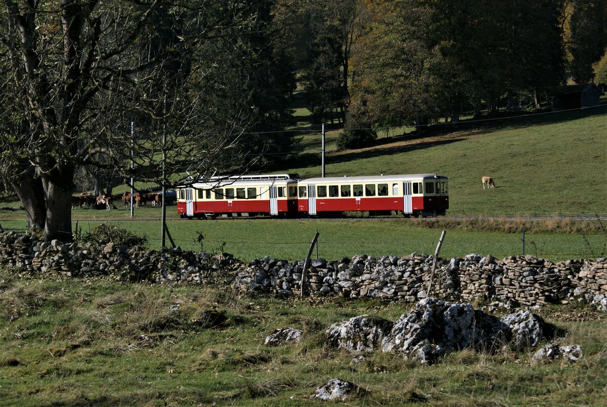 La Traction CJ Chemins de fer du Jura: Ct4 702 + CFe 4/4 601, Extrazug Tavannes-Bollement, Les Communances, 23. Oktober 2021.