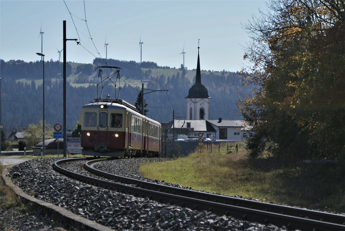 La Traction CJ Chemins de fer du Jura: CFe 4/4 601 + Ct4 702, Extrazug Tavannes-Bollement, mit dem Windpark Mont Crosin im Hintergrund, Les Breuleux, 23. Oktober 2021.