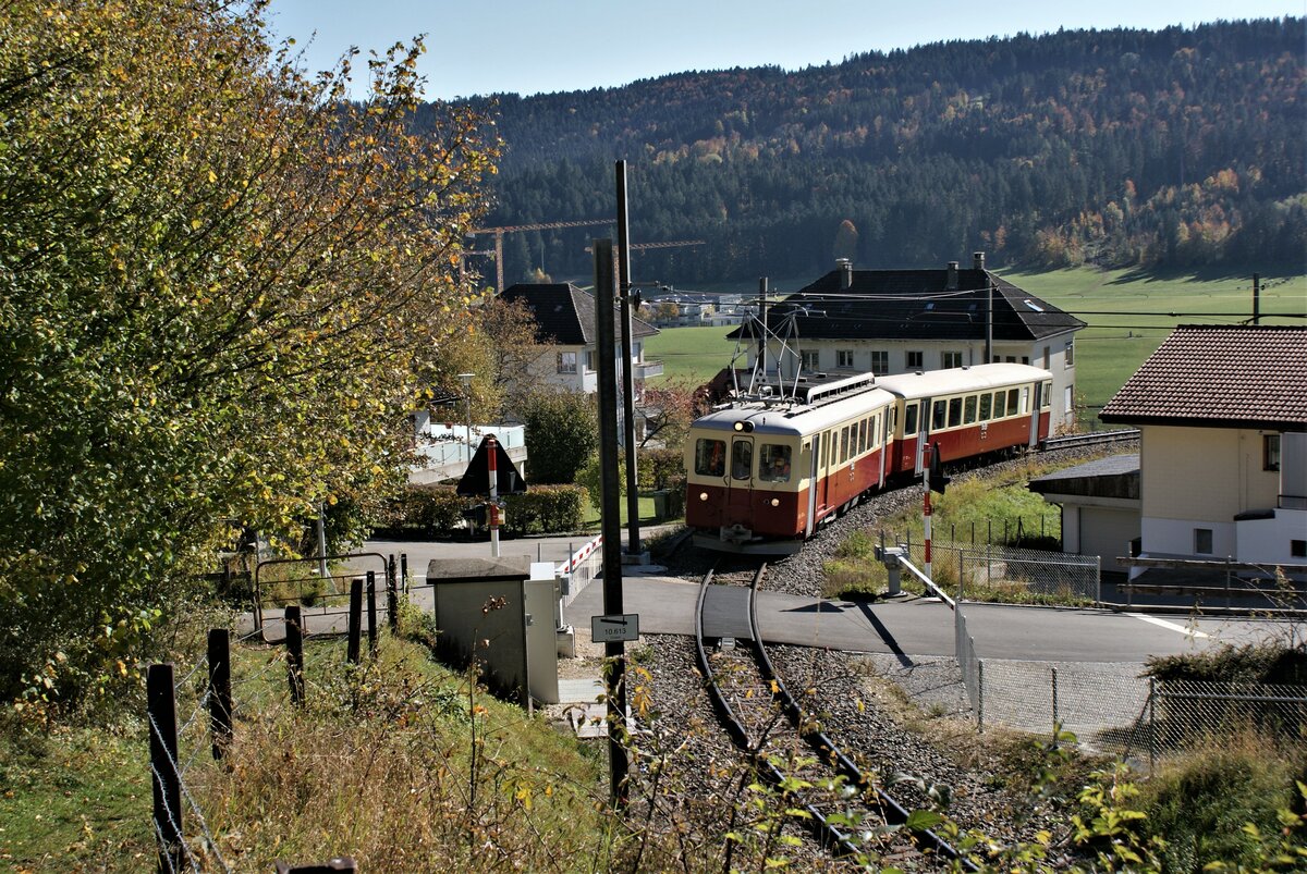 La Traction CJ Chemins de fer du Jura: CFe 4/4 601 + Ct4 702, Extrazug Tavannes-Bollement, Tramelan-Chalet, 23. Oktober 2021.