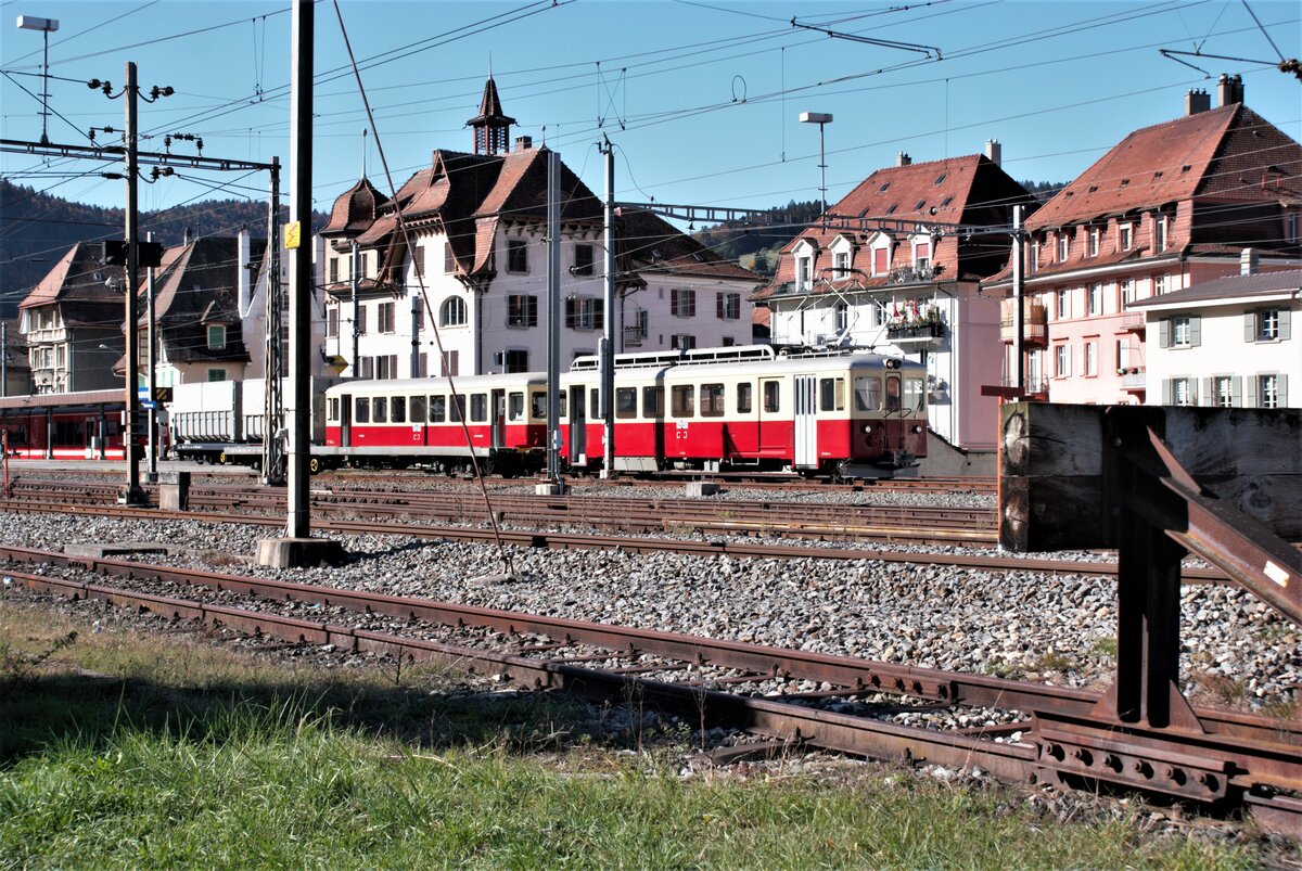 La Traction CJ Chemins de fer du Jura: CFe 4/4 601 + Ct4 702, Extrazug Tavannes-Bollement für eine Gruppe, Tavannes, 23. Oktober 2021. Am überdachten Bahnsteig der CJ wartet ABe 2/6 632, Zug 144 Tavannes-Le Noirmont, auf Anschlussreisende aus Richtung Biel. Die Sb 368 (beladen mit zwei leeren Wechselbehältern) und Sb 366 dienen dem Mülltransport nach La Chaux-de-Fonds.