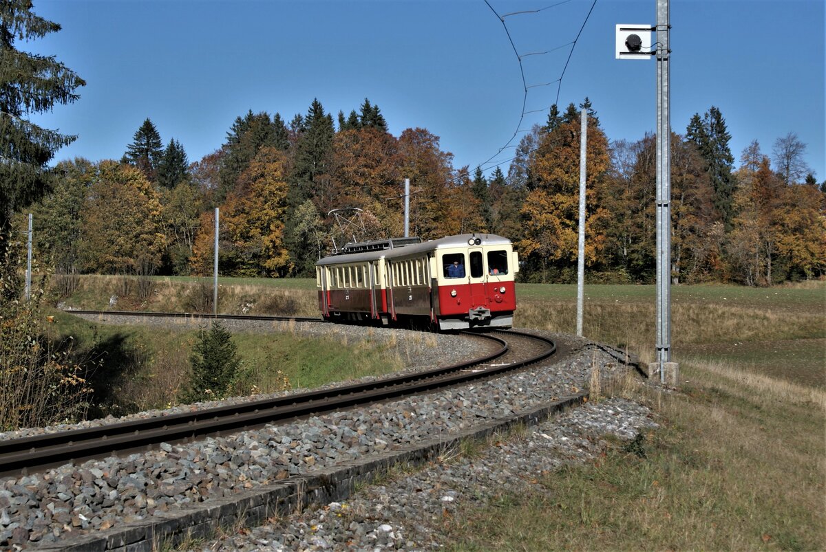 La Traction CJ Chemins de fer du Jura: Ct4 702 + CFe 4/4 601, Extrazug Pré-Petitjean-Tavannes, vor herbstlichem Mischwald, Les Breuleux, 23. Oktober 2021.