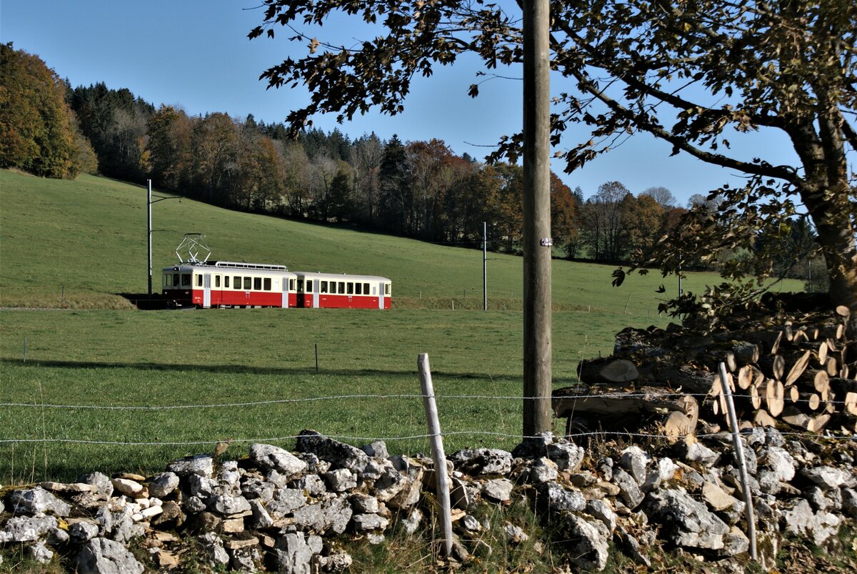 La Traction CJ Chemins de fer du Jura: CFe 4/4 601 + Ct4 702, Extrazug Pré-Petitjean-Tavannes, Les Communances, 23. Oktober 2021.