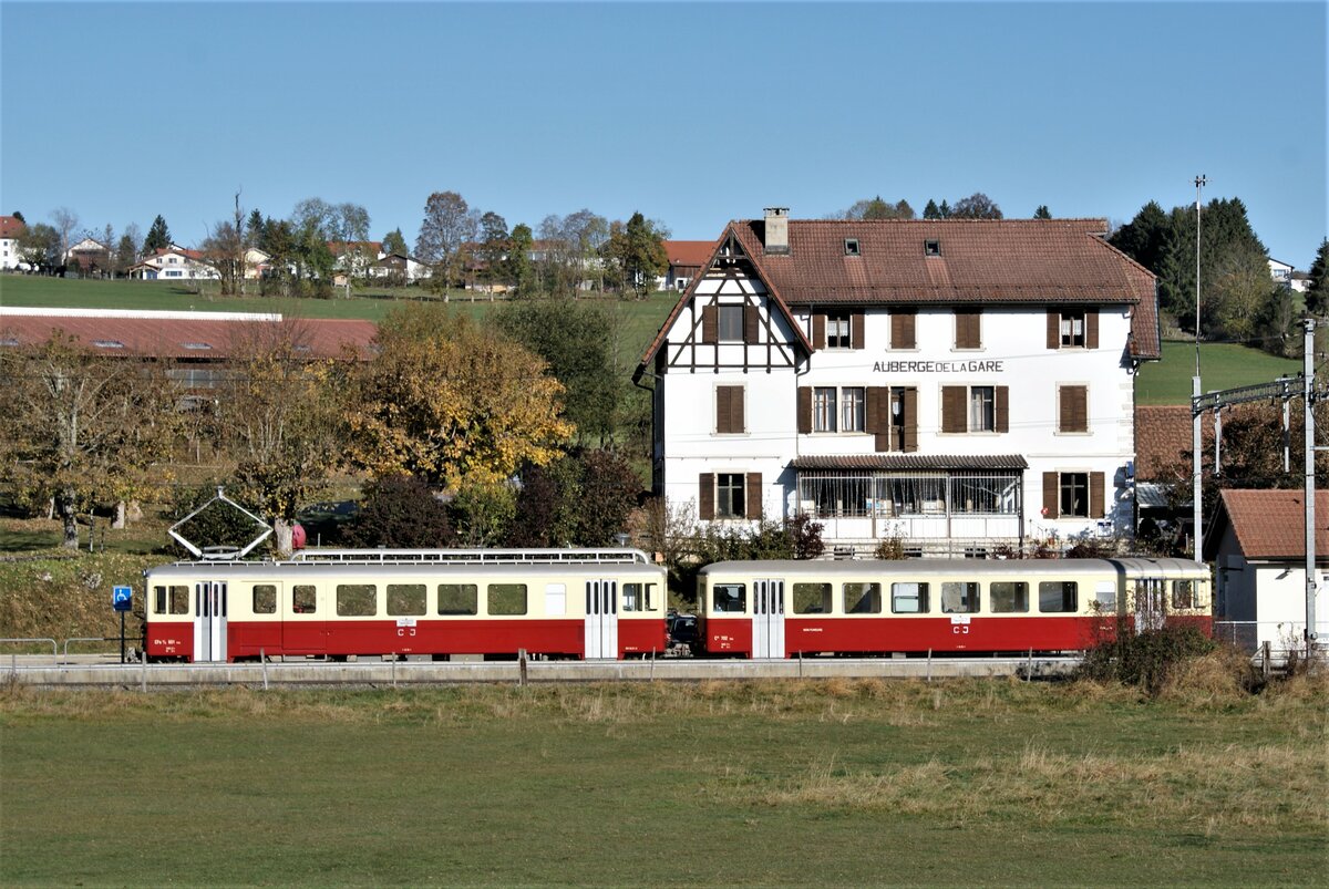 La Traction CJ Chemins de fer du Jura: CFe 4/4 601 (SIG Neuhausen/SAAS Genève 1953) + Ct4 702 (SIG Neuhausen/SAAS Genève 1952), Extrazug Pré-Petitjean-Tavannes, Leerfahrt zum Abholen einer Gruppe in Tavannes, Pré-Petitjean, 23. Oktober 2021. Dieser Pendelzug, im Eigentum von La Traction SA, wird als  Train des Horlogers  (Uhrmacherzug) angeboten. Der Triebwagen besitzt eine Bestuhlung wie einst mit Sitzflächen und Rückenlehnen aus Holz, der Steuerwagen ist als Salonwagen ausgestattet. Die Triebwagen 601 bis 608 und die Steuerwagen 701 bis 706 kamen 1953 in Betrieb (Erneuerung und Elektrifizierung der Strecke La Chaux-de-Fonds-Glovelier).