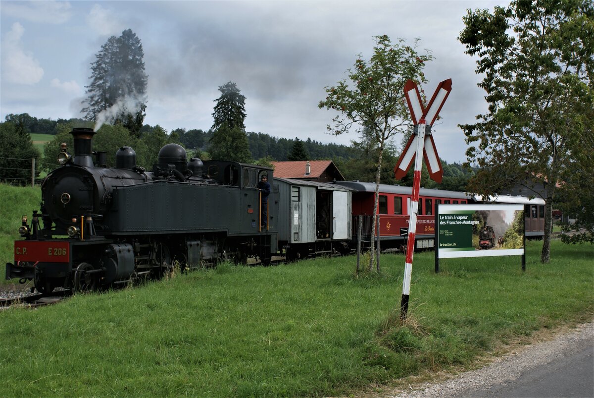La Traction CJ La Traction train à vapeur des Franches-Montagnes Chemins de fer du Jura: E 206 + J 316 + WR 777 + BR 779, Bereitstellung des Dampfzuges zur ausgebuchten öffentlichen Fahrt mit Essen nach Tavannes, Pré-Petitjean, 15. August 2021
