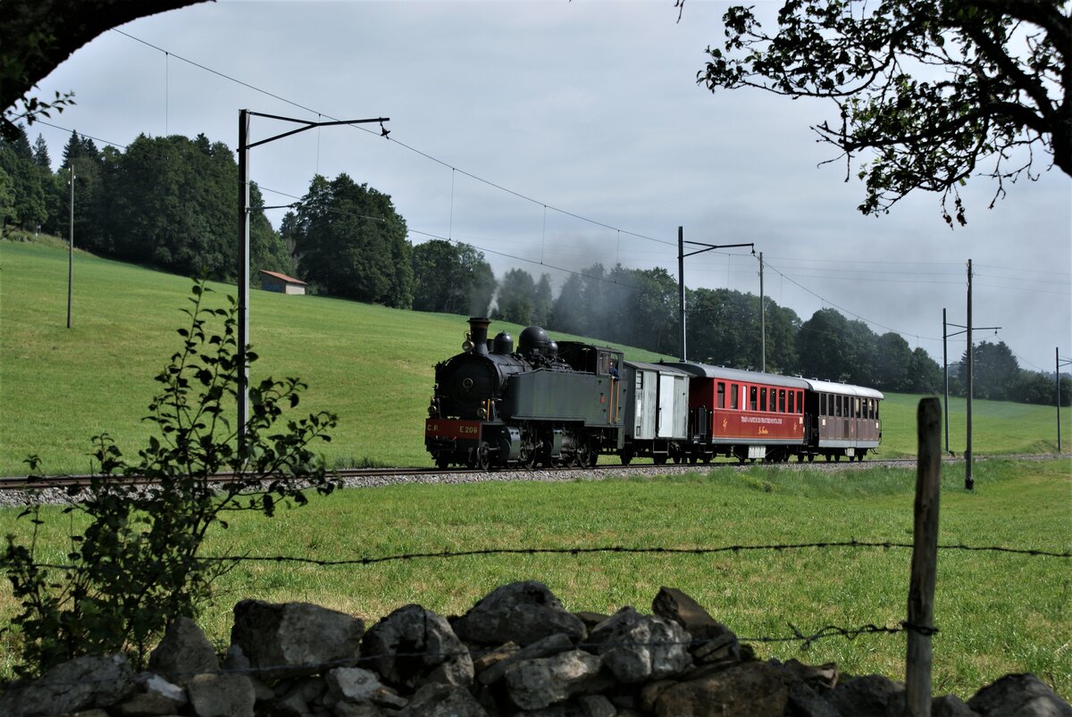 La Traction CJ La Traction train à vapeur des Franches-Montagnes Chemins de fer du Jura: E 206 + J 316 + WR 777 + BR 779, Zug Pré-Petitjean-Tavannes, Les Communances, 15. August 2021.