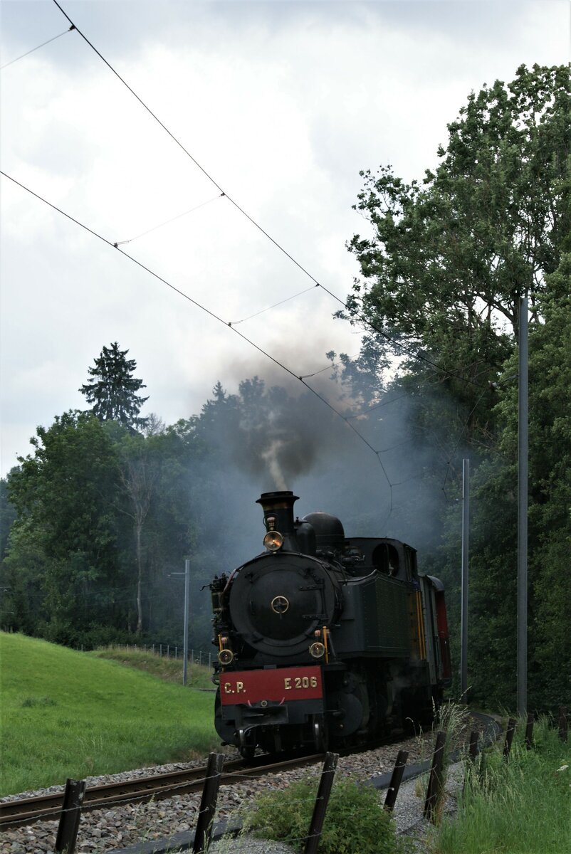 La Traction CJ La Traction train à vapeur des Franches-Montagnes Chemins de fer du Jura: E 206 + J 316 + WR 777 + BR 779, Zug Tavannes-Pré-Petitjean, Belfond Tavannes, 15. August 2021.
