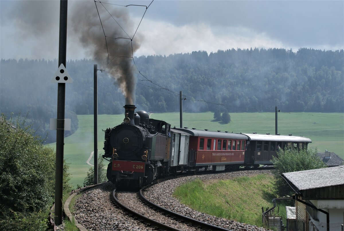 La Traction CJ La Traction train à vapeur des Franches-Montagnes Chemins de fer du Jura: E 206 + J 316 + WR 777 + BR 779, Zug Tavannes-Pré-Petitjean, Tramelan-Chalet, 15. August 2021.
