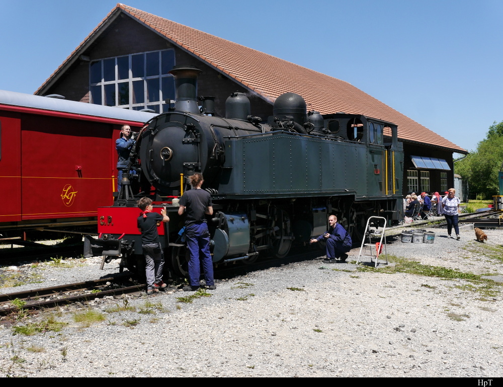 La Traction - Tag der offen Tür bei der La Traction in Pre Petitjean - Dampflok C.P E 206 bei der Reinigung durch Alt und Jung am 23.06.2018