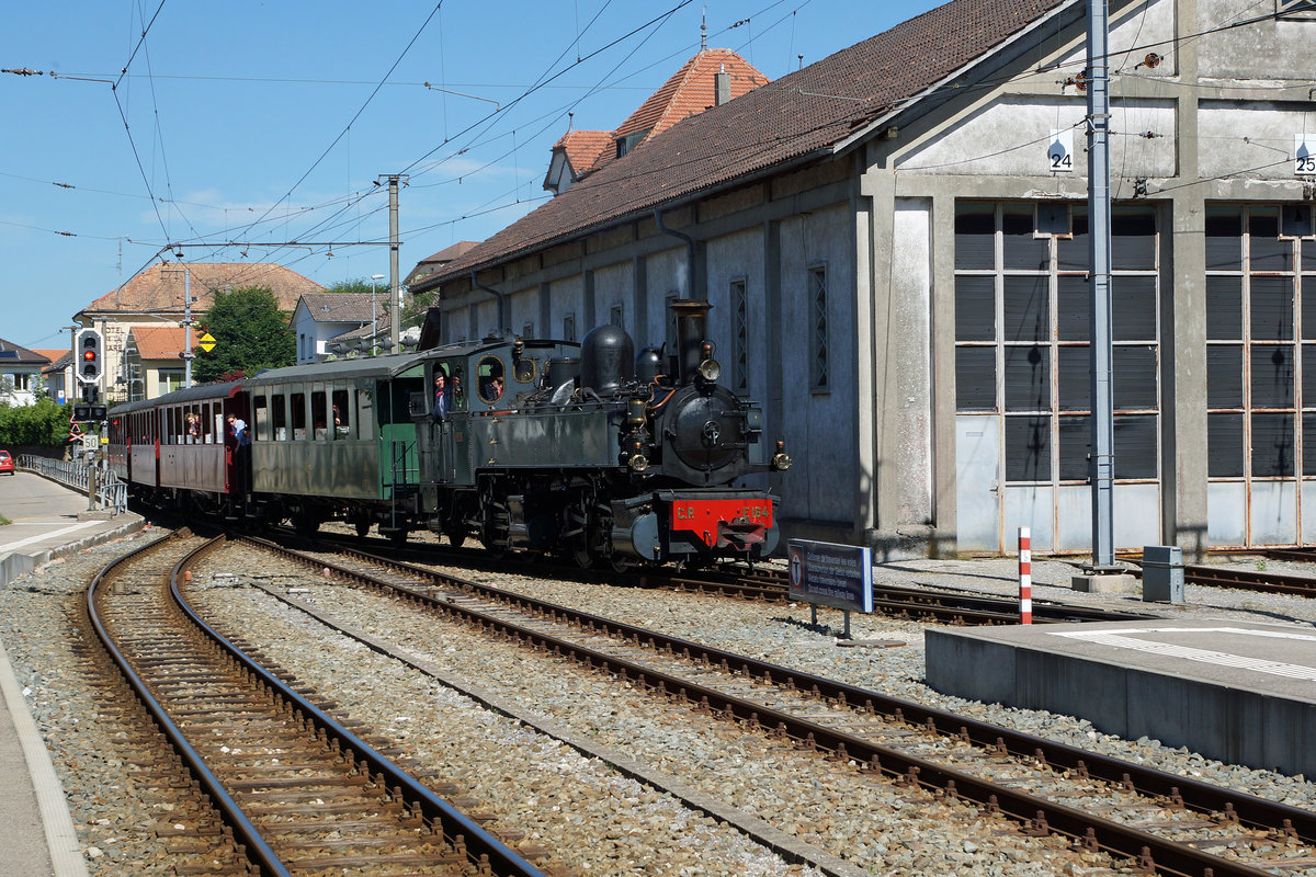 La Traction/CJ: Bei La Traction werden nicht alle Bahnbilder.de-Fotografen gleich behandelt, da für mich keine Doppeltraktion gechartert wurde. Das grosse Los zogen die Fotografen Olli und Julian. Die bescheidene Einfachtraktion bei der Einfahrt Saignelégier mit der C.P. E164 am 3. August 2016.
Foto: Walter Ruetsch
 