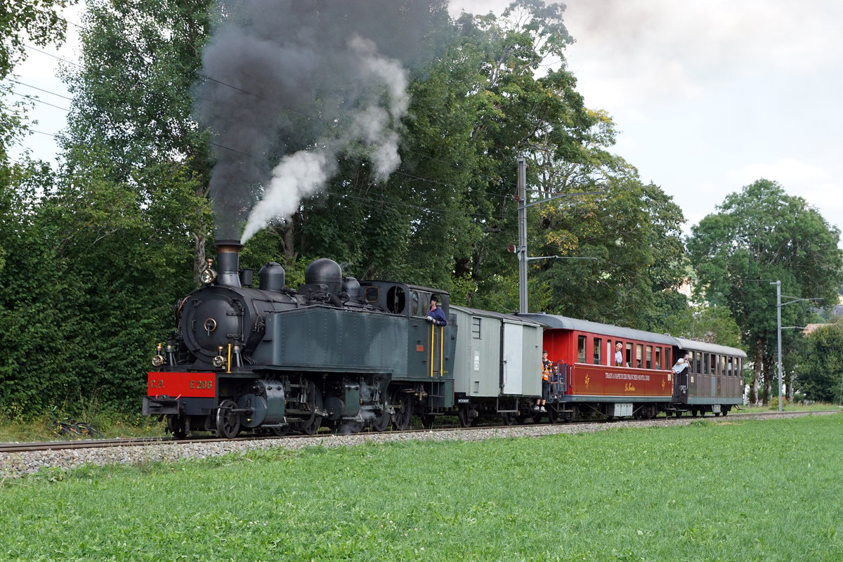 La Traction
TRAIN À VAPEUR DES FRANCHES-MONTAGNES
Chemins de fer du Jura CJ
Mit dem Dampfzug nach Tavannes. Mittagessen im Speisewagen.
Für die einzige Fahrt der Saison 2018 auf dieser Strecke wurde die G 2/3 + 3/3 E 206 mit den WR 777 und BR 779, beide ehemals RBS/SZB, eingesetzt.
Auf der Rückfahrt bei Les Reussilles am 19. August 2018.
Foto: Walter Ruetsch  
