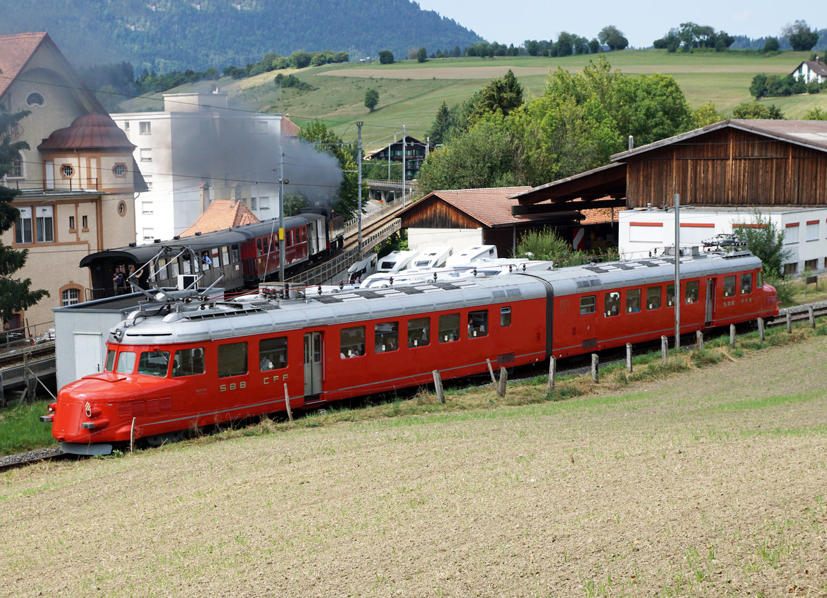 La Traction
TRAIN À VAPEUR DES FRANCHES-MONTAGNES
Chemins de fer du Jura CJ
SBB HISTORC
Mit dem Dampfzug nach Tavannes. Mittagessen im Speisewagen.
Für die einzige Fahrt der Saison 2018 auf dieser Strecke wurde die G 2/3 + 3/3 E 206 mit den WR 777 und BR 779, beide ehemals RBS/SZB, eingesetzt.
Parallelausfahrt von historischen Zügen auf schmaler und normaler Spur bei Tavannes am 19. August 2018.
Foto: Walter Ruetsch  