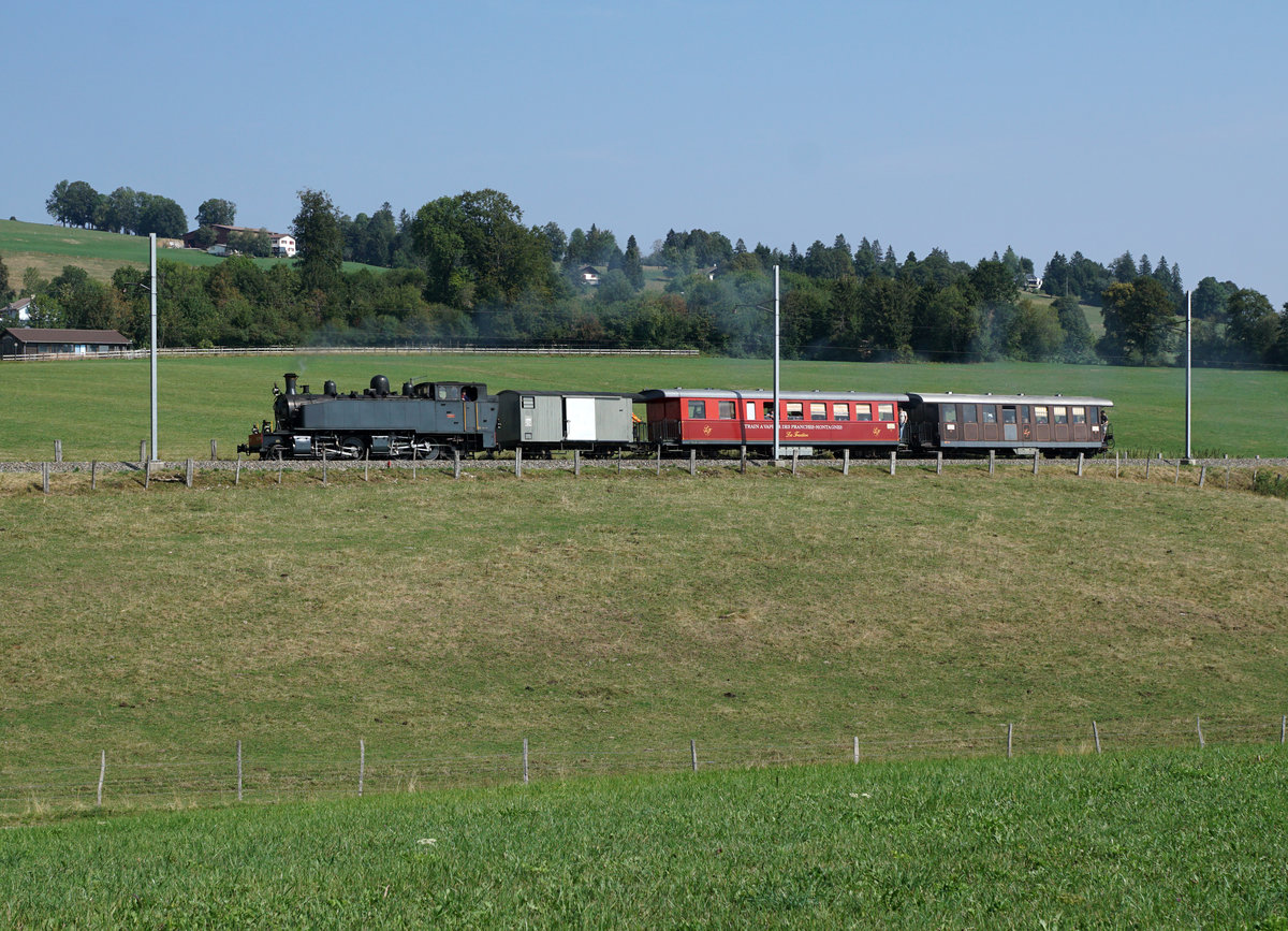 La Traction
TRAIN À VAPEUR DES FRANCHES-MONTAGNES
Chemins de fer du Jura CJ
Mit dem Dampfzug nach Tavannes. Mittagessen im Speisewagen.
Für die einzige Fahrt der Saison 2018 auf dieser Strecke wurde die G 2/3 + 3/3 E 206 mit den WR 777 und BR 779, beide ehemals RBS/SZB, eingesetzt.
Auf der Hinfahrt bei Saignelégier am 19. August 2018.
Foto: Walter Ruetsch      