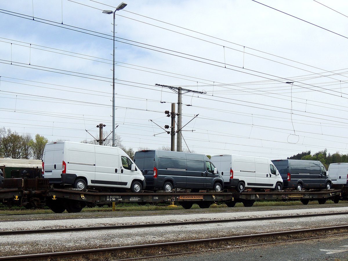 Laads 2380(D-TWA)4313536-3, beladen mit FIAT-Kastenwägen, wartet in Timelkam auf die Weiterfahrt; 160426