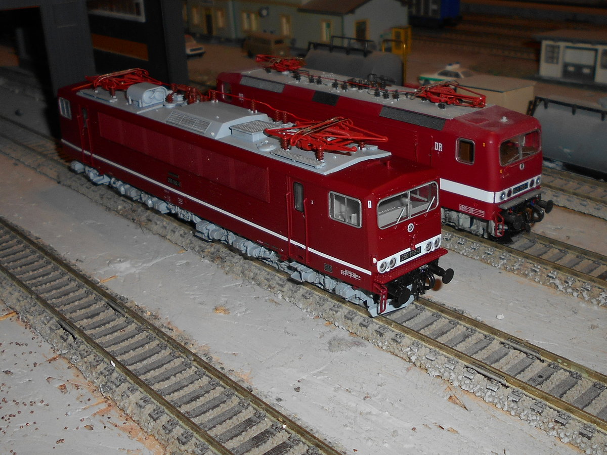  Lady und Container  243 793 und 250 182 nebeneinander in meinem H0 Bw am 22.Dezember 2018.