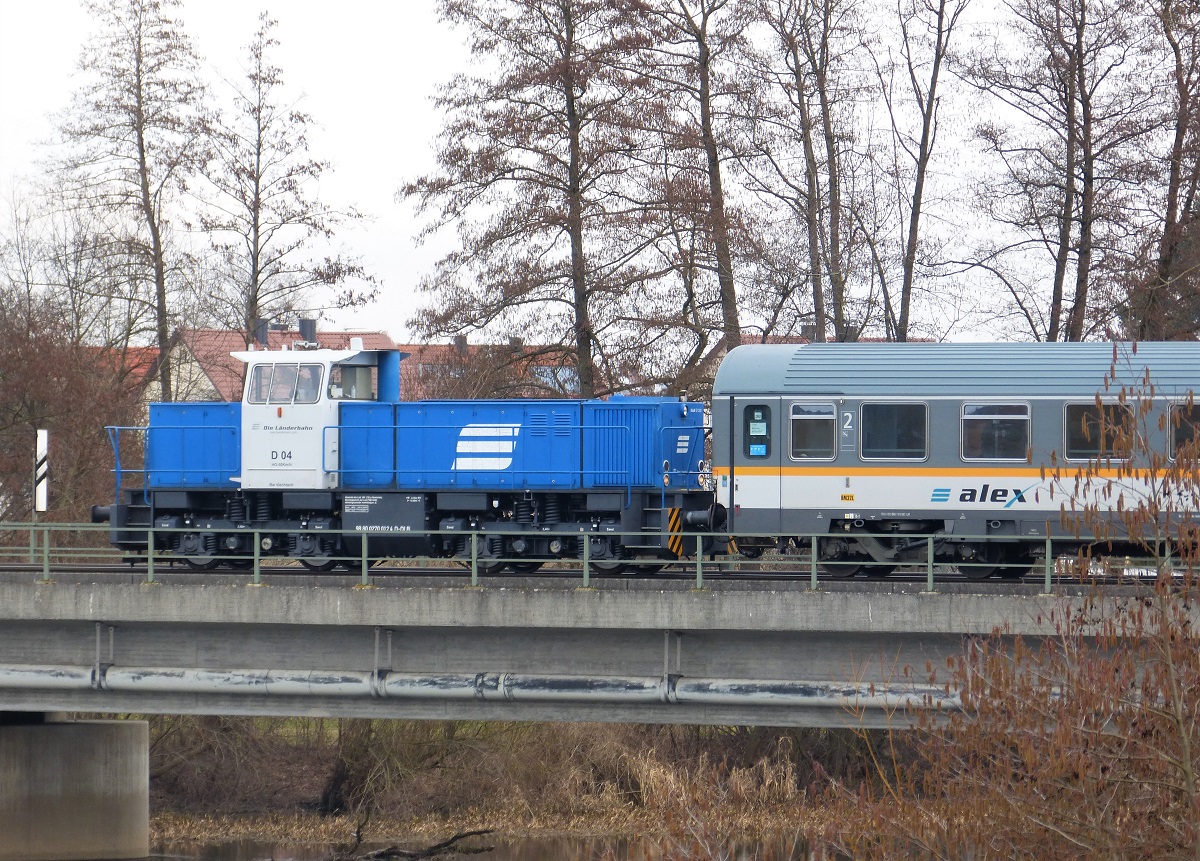 Länderbahn D04 (98 80 0270 012-4 D-DLB) beim Rangieren des ALEX-Zuges aus dem Bahnhof Schwandorf heraus auf der Brücke über die Naab. 02.03.2022