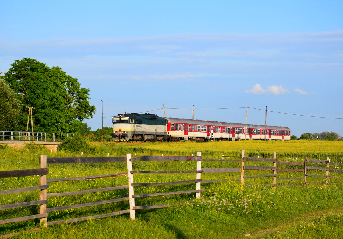 Ländliche Atmosphäre in Csallóköz mit retrolackierte Taucherbrille. Die 754 084 mit dem Abendzug 4342 von Komárno (Komárom) nach Dunajská Streda (Dunaszerdahely) kurz vor der Hst. Bodza (Bogya).
14.06.2023.