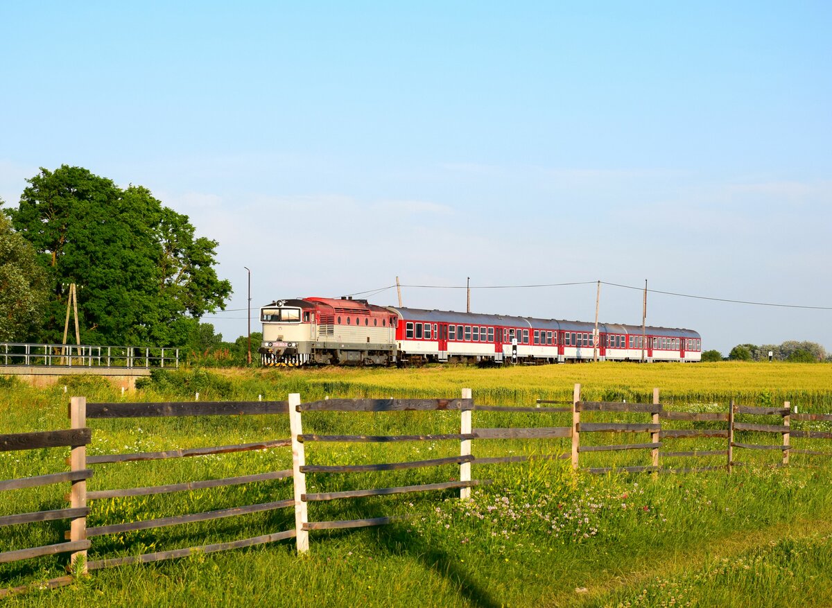 Ländliche Atmosphäre in Csallóköz mit retrolackierte Taucherbrille. Die 754 003 mit dem Abendzug 4342 von Komárno (Komárom) nach Dunajská Streda (Dunaszerdahely) kurz vor der Hst. Bodza (Bogya).
16.06.2023.
