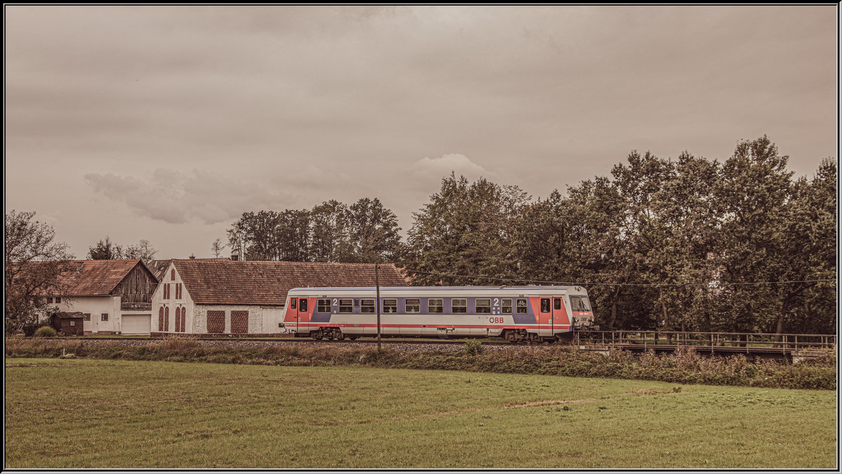 Ländliches Idyll bietet die Radkersburgerbahn an jeder Ecke. 
Hier tuckert 5047.35 an einem Hof vorbei an diesem trüben 14.09.2019