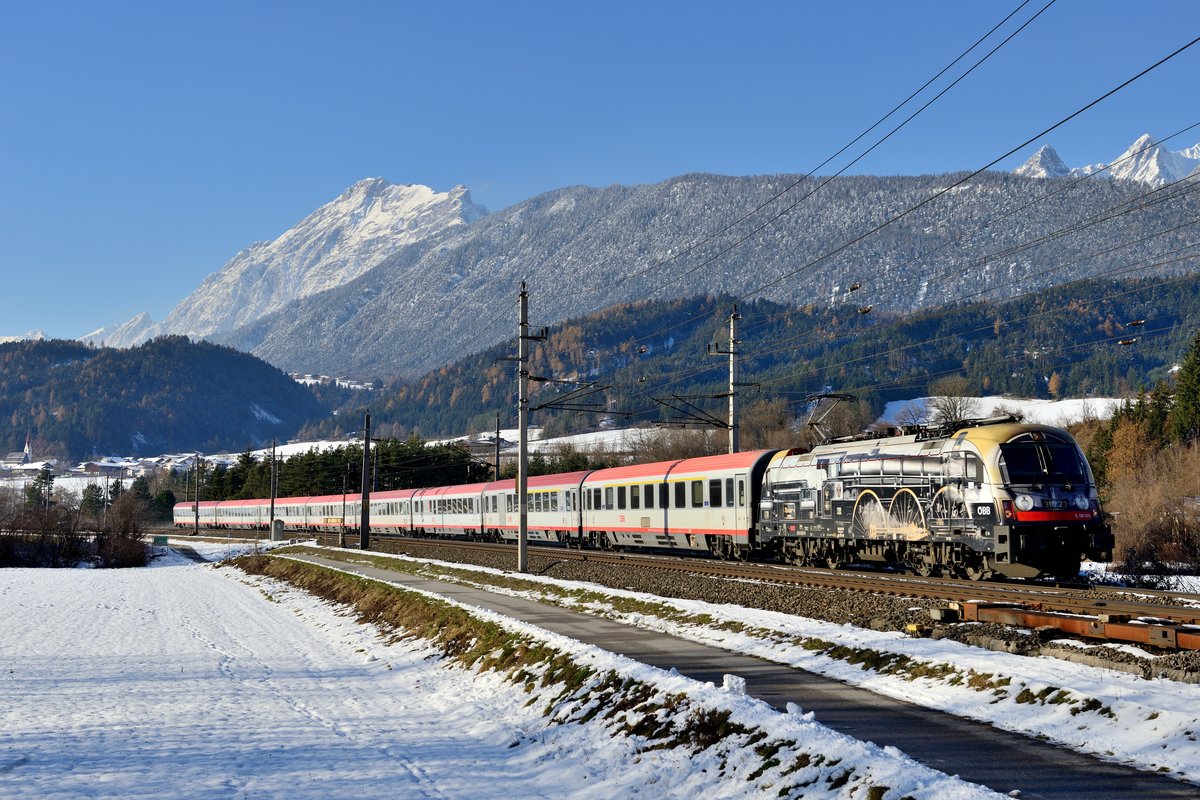 Längst aus dem Lokfinder verschwunden ist die ÖBB 1216.020, die für die Modelleisenbahn GmbH warb und anlässlich des 175-Jahre Jubiläums der Eisenbahn in Österreich foliert wurde. Der Werbevertrag lief im Dezember 2013 aus und so verlor die Lok das auffällige Motiv mit der stilisierten Dampflok 310.23. Dieses Foto ist historisch, da die Züge nun unterirdisch über die Neubaustrecke fahren. Am 01. Dezember 2013 gelang aber noch diese Aufnahme bei Terfens, die 1216.020 mit dem EC 88 nach München zeigt.