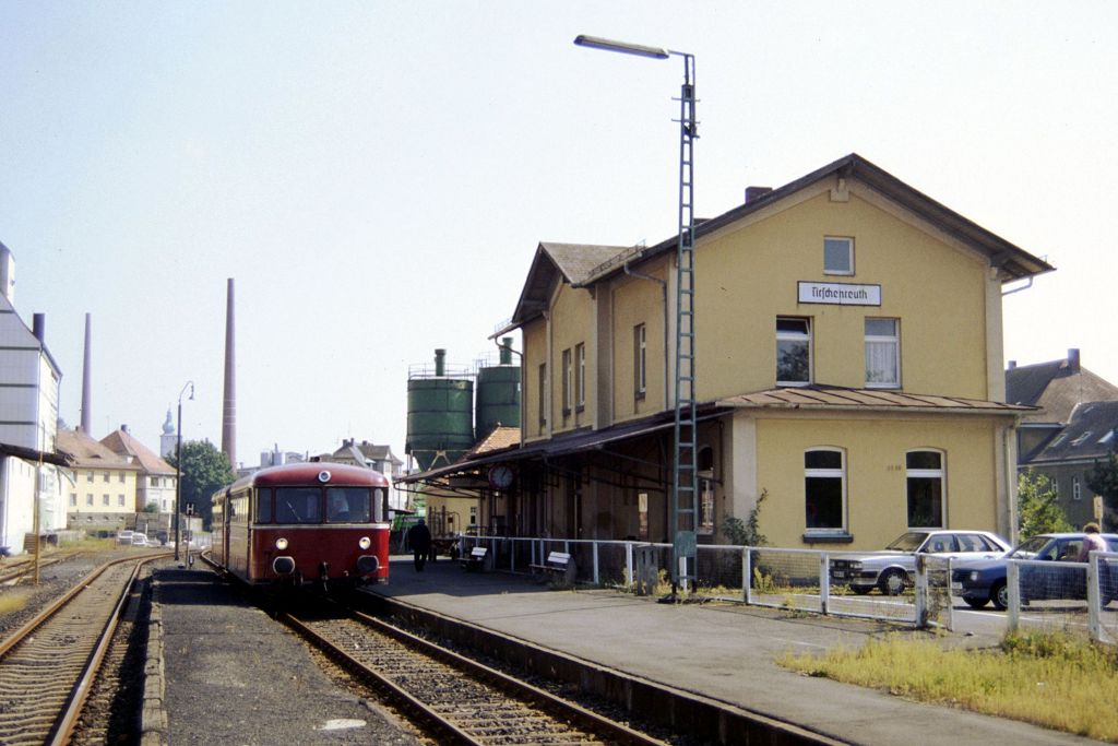 Längst Geschichte ist der Bahnhof Tirschenreuth an der ehem Strecke Wiesau - Bärnau. Am 08.09.1989 haben 798 661 und 996 331 gerade den damaligen Endpunkt im SPNV erreicht.