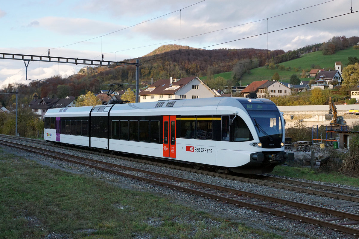 LÄUFELFINGERLI IN LÄUFELFINGEN.
TRHURBO RABe 526 als S 9 Olten - Sissach am 18. November 2019.
Foto: Walter Ruetsch