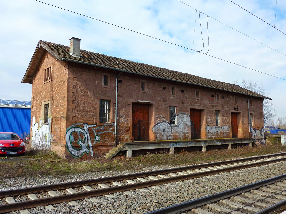 Lagergebäude in Friesenheim (Baden), Rheintalbahn, bei Ausfahrt aus dem Bahnhof nach Norden Richtung Offenburg, aufgenommen am 07.03.2013