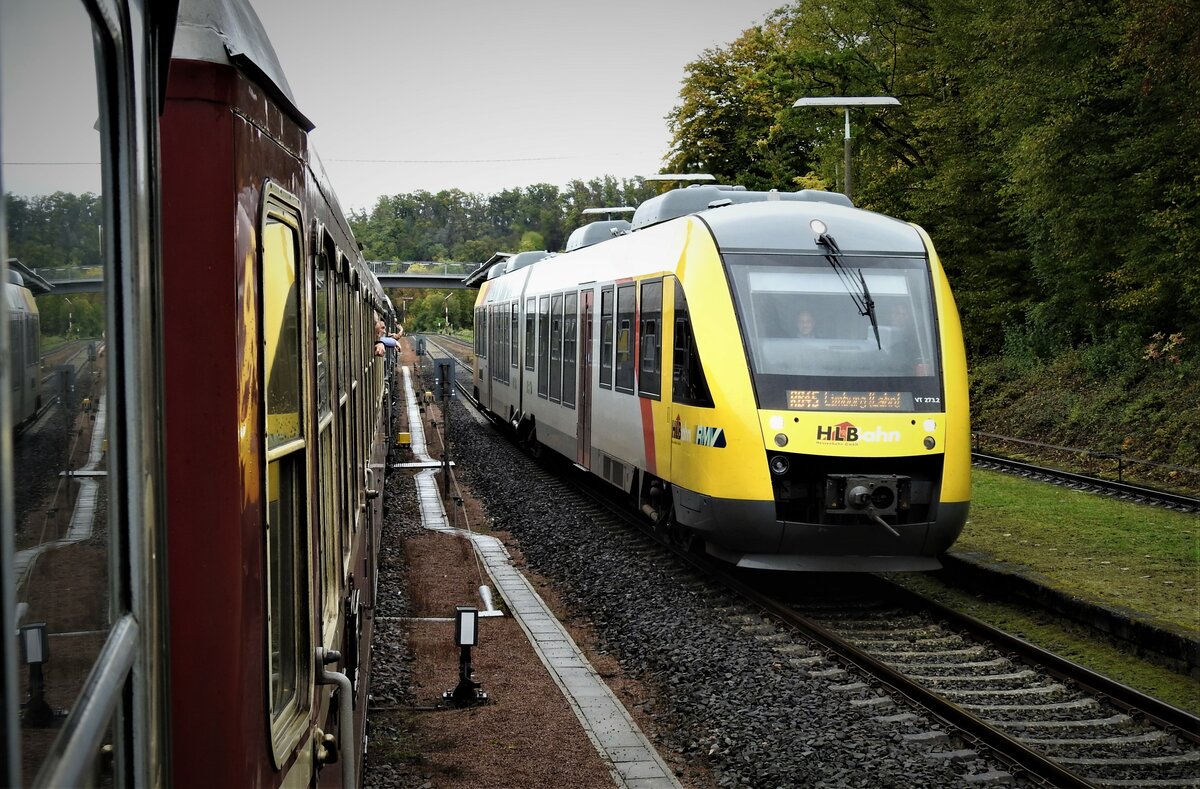 LAHNTAL-STRECKE:HLB-LINT RB45 NEBEN DAMPF-SONDERZUG EF-TREYSA

Schöne Begegnung am 15.10.22 auf der Lahnstrecke vor Limburg:Der Dampf-Sonderzug der EF-Treysa
nach IDSTEIN muss auf dem Nebengleis HLB-RB 45 nach Limburg passieren lassen.....