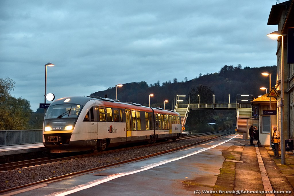 Lahntalbahn Herbst am 06.11.2015, hier der VT 301 der HLB/Kahlgrundbahn abends in Leun Lahnbahnhof.
