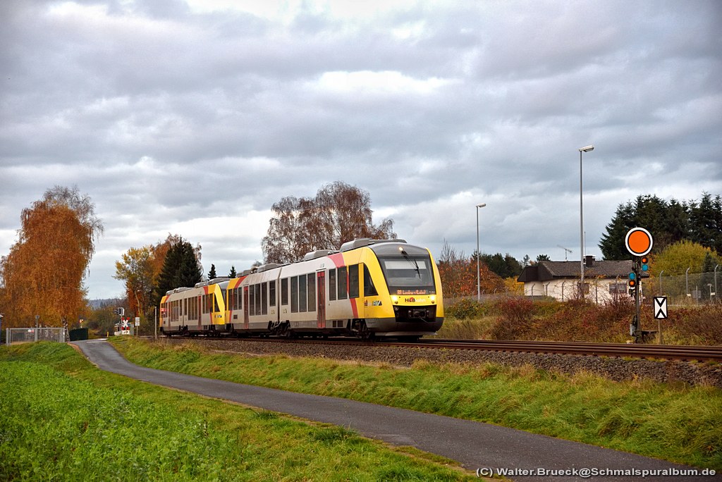 Lahntalbahn Herbst am 06.11.2015, hier der HLB VT 284 und ein weitere VT kurz vor Sonnenuntergang bei Burgsolms.
