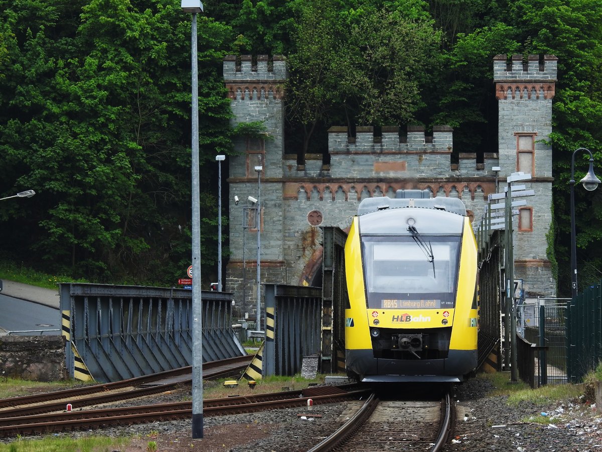 LAHNTALSTRECKE-TUNNEL IN WEILBURG MIT LINT-RB 45
Am 7.5.2019 hat HLB-LINT-RB 45 gerade den Bahnhof WEILBURG/LAHN verlassen und
fährt über die Kastenbrücke über die LAHN in den mit wunderbaren Portalen
versehenen Tunnel ein....