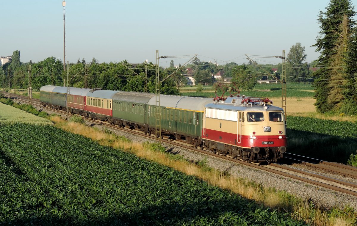 Lahr - 29. Juni 2019 : AKE Eisenbahntouristik Lok E10 1309 mit dem DPF 13479 Freiburg - Wien für den Verein Ulmer Eisenbahnfreunde - Historischer Dampfschnellzug eV.