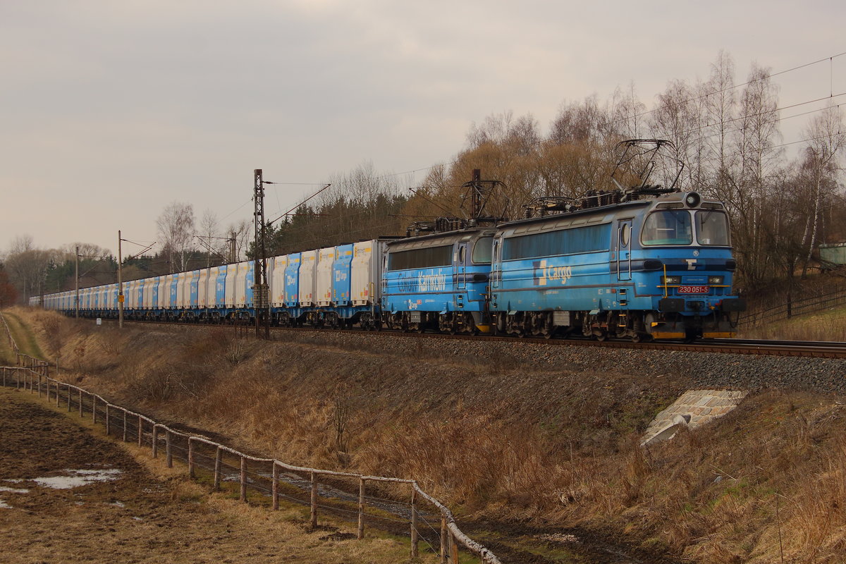 Laminatka Doppel mit 230 051 und 230 090 mit innofreight Containern von Cheb gen Novo Sedlo. Gesehen am 24.03.2018