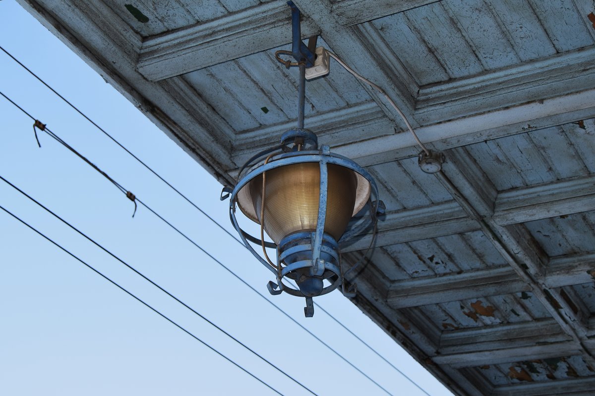 Lampe unterm dem Dachs des Bahnsteigs an Gleis 1 im bukarester Ostbahnhof. Foto vom 23.01.2016.