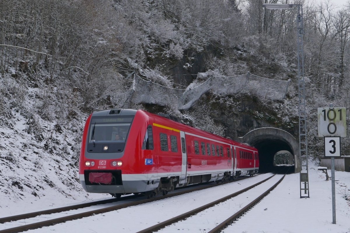 Landschaft im Wandel der (Jahres)Zeit (|) - Von Nrnberg kommend hat 612 081 am 20.02.2016 als RE 3284 auf der Fahrt nach Lindau den Oberstaufener Tunnel durchfahren, in dessen direkten Umgebung 3½ Jahre zuvor noch mehr Bume und Bsche standen.