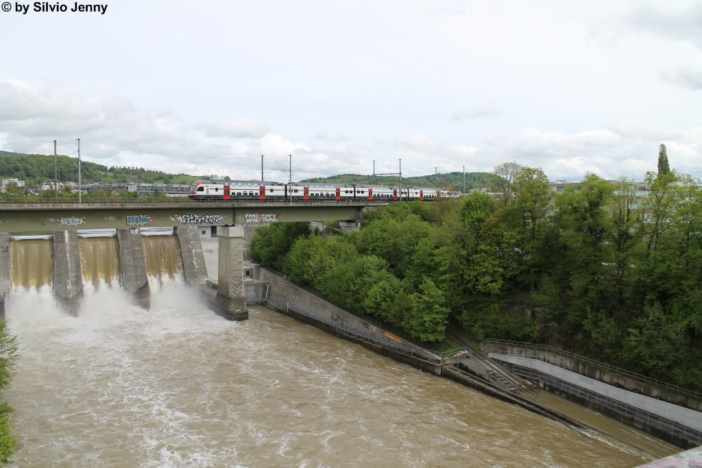 Landschaftlich nicht sehr reizvoll wie der Rheinfall, aber dennoch faszinierend fand ich die Limmat während des Hochwassers von Anfang Mai 2015. Hier überquert am 2.5.2015 der RABe 511 108 das Stauwehr Wettingen als IR 2072 nach Basel.