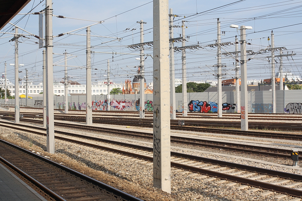 Landschaftspflege, designed bei ÖBB. Matzleinsdorfer Platz am 24.Juli 2015.