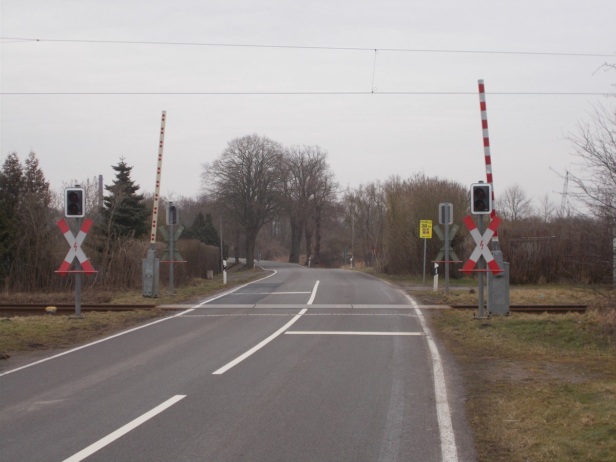 Landstraße überquert über diesen Bahnübergang,am 10.März 2018,in Grimmen,die Bahnstrecke Stralsund-Neustrelitz.