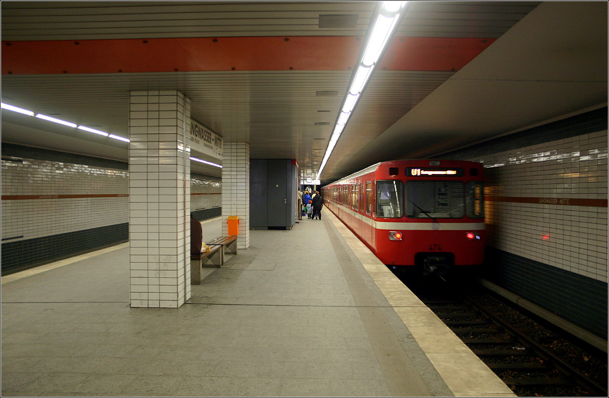 Landwasser-Mitte, Linie U1 (1972) - 

Er gehört zu den ersten unterirdischen Bahnhöfen in Nürnberg. Die Anlage wurde nach rein zweckmäßig ausgerichteten Kriterien errichtet. Der Bahnhof befindet sich in einfacher Tieflage, wie auch die beiden ähnlichen Nachbarbahnhöfen  Landwasser-Süd  und  Landwasser-Gemeinschaftshaus . 

04.03.2006 (M)