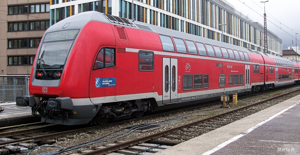 Lang ist es her, dass auf der Schiene nach Salzburg noch der München-Salzburg-Express gebildet aus Doppelstockwagen und BR111 fuhr. Der hier zu sehende Doppelstockwagen der BA766 wartet am Holzkirchener Flügelbahnhof auf die Abfahrt nach Salzburg Hbf. Aufgenommen am 2.2.13 in München Hbf