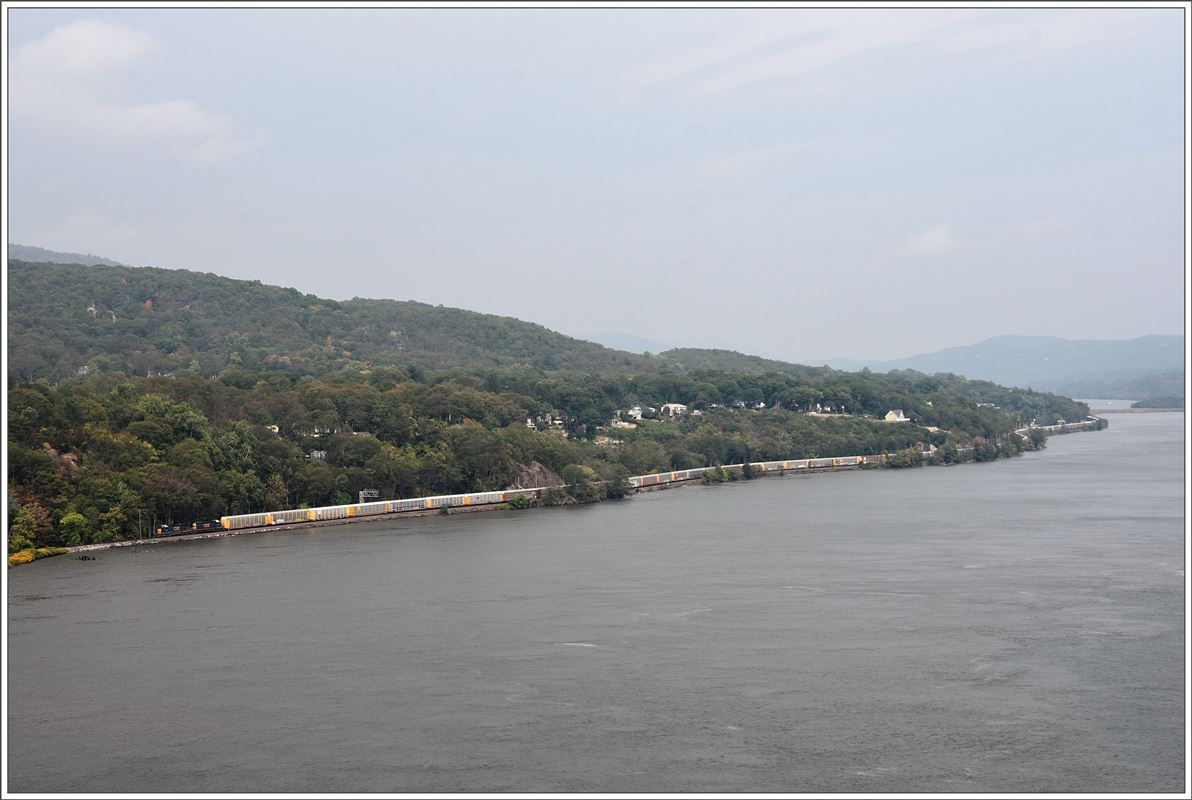 Lang ist der Güterzug den zwei CSX Lokomotiven dem Hudson River entlang südwärts Richtung New York ziehen. (07.10.2017)