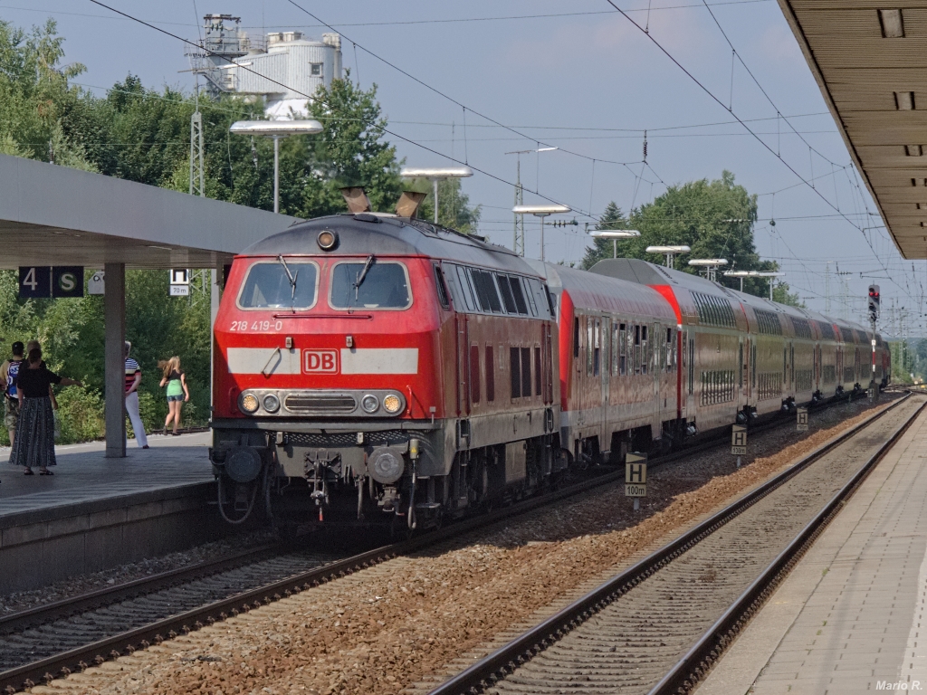 Lang sind die Züge der Südostbayernbahn zwischen München und Mühldorf immer am Freitag Nachmittag. Um die erheblichen Pendlerströme zwischen München und Mühldorf befördern zu können fahren bis zu 10 Doppelstockwagen mit BR218 im Sandwich als Regionalbahn. Am Nachmittag des 19.7.13 hatte 218 419 diese Regionalbahnleistung mit 218 433 pünktlich nach München befördert. Aufgenommen bei Einfahrt in Markt Schwaben.