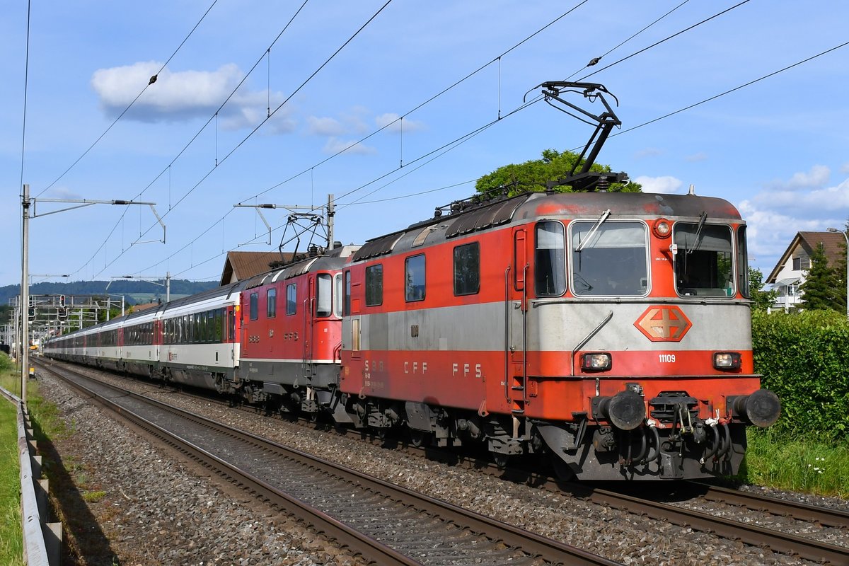 Lange ist's her, als ich das letzte Mal eine Swiss Express-Maschine vor die Linse bekam....heute war es wieder soweit: Re 4/4 II 11109 war zusammen mit Re 4/4 II 11139 von Zürich HB nach Basel unterwegs, aufgenommen in Mägenwil am Abend des 24.05.2020.
