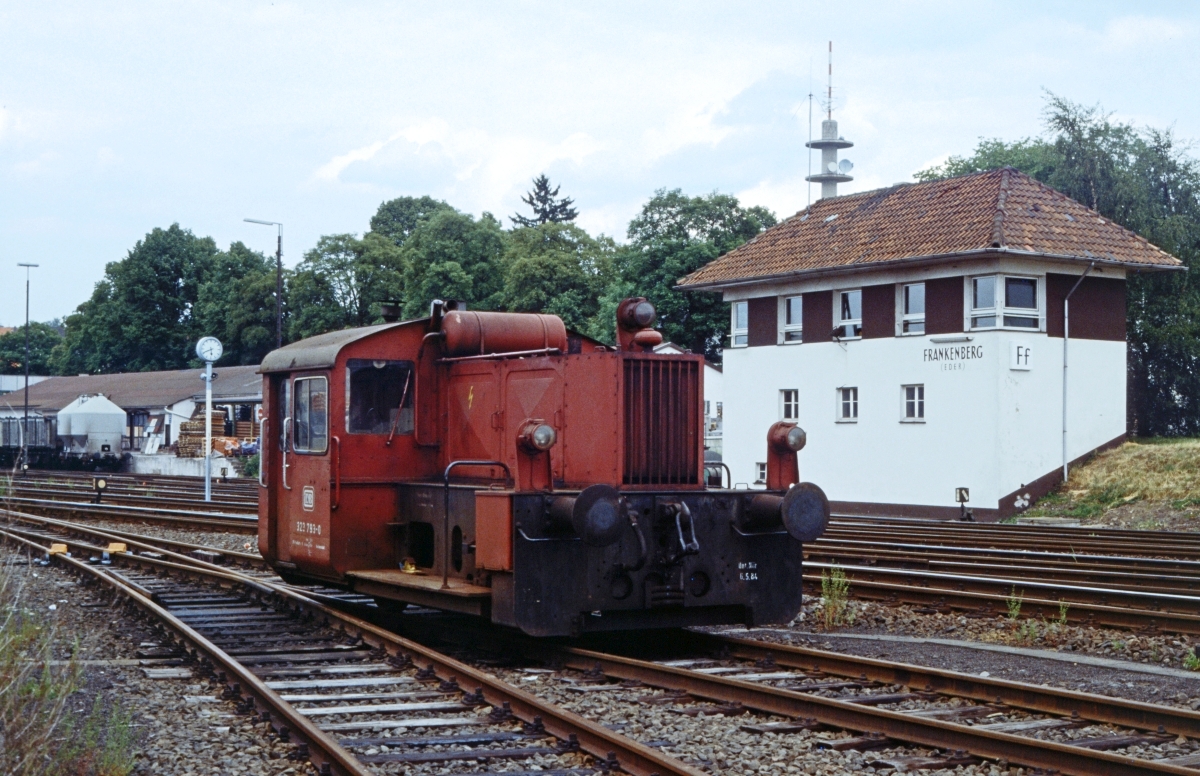 Lange Jahre gab es in Frankenberg eine 323 als Bahnhofs-Köf, bis sie durch die stärkere Variante 333 ersetzt wurde. Im August 1988 übernahm für wenige Wochen die Marburger 323 793 nochmals diese Aufgabe. Im Hintergrund das ehemalige Stellwerk  Fs , dass nach Abriss des Stellwerks  Ff  an der Ausfahrt nach Korbach zum Fahrdienstleiterstellwerk umgewandelt wurde und heute funktionslos, aber noch vorhanden ist.